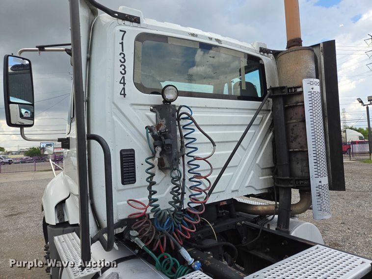 image for item DT4945 2013 International ProStar semi truck
