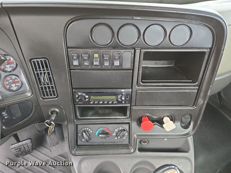 image for item DT4945 2013 International ProStar semi truck