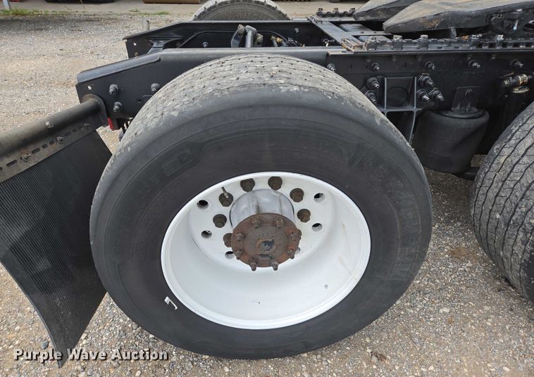 image for item DT4945 2013 International ProStar semi truck