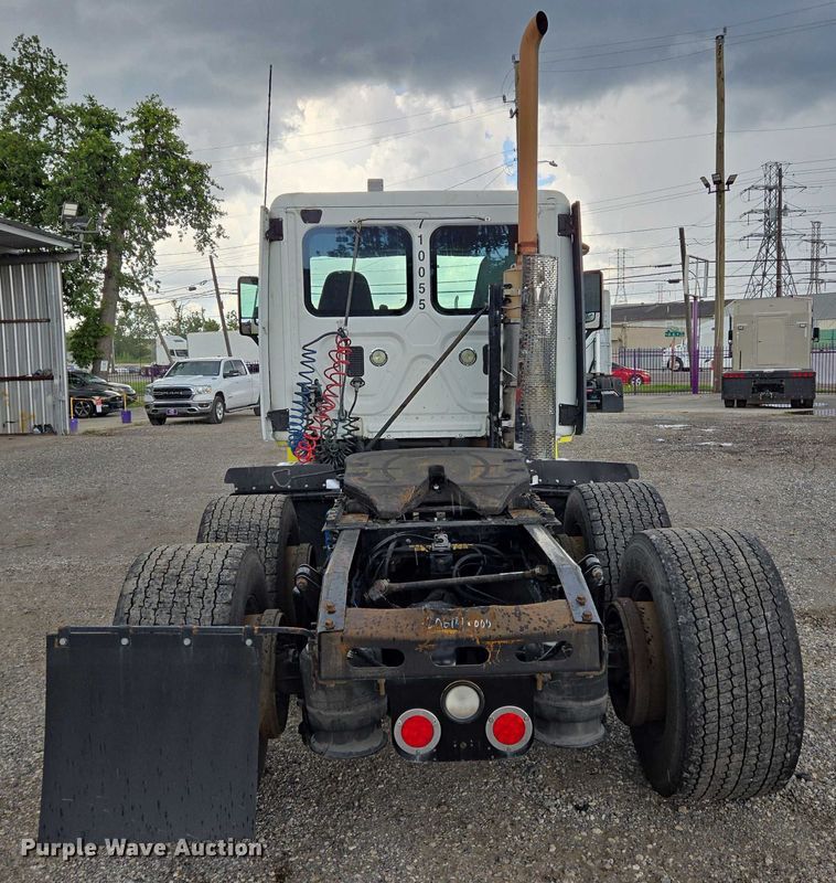 image for item DT4946 2010 Freightliner Cascadia semi truck