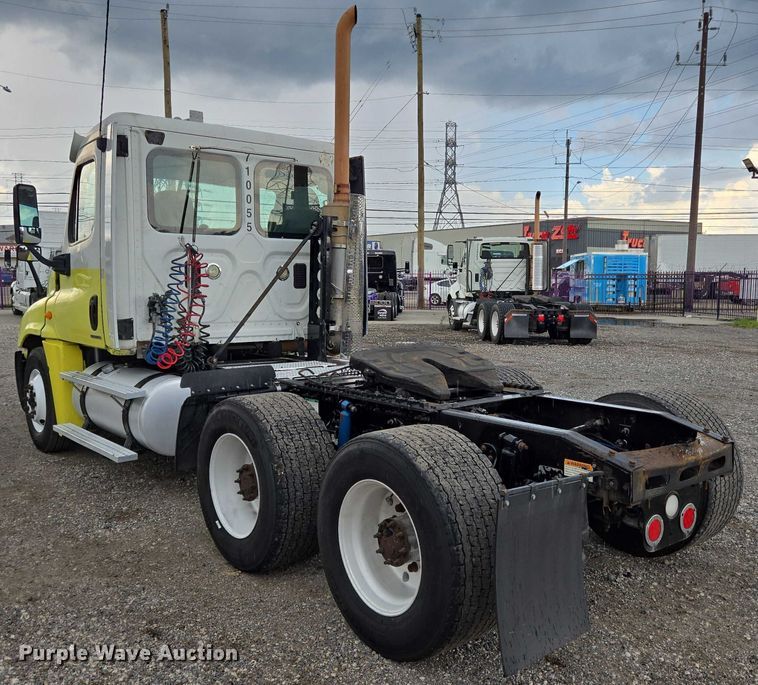 image for item DT4946 2010 Freightliner Cascadia semi truck