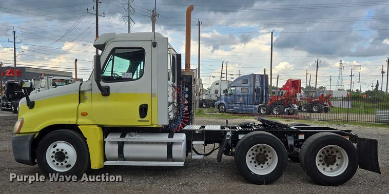 image for item DT4946 2010 Freightliner Cascadia semi truck