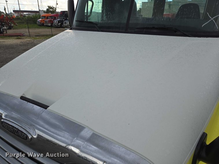 image for item DT4946 2010 Freightliner Cascadia semi truck