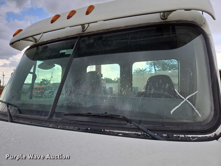 image for item DT4946 2010 Freightliner Cascadia semi truck