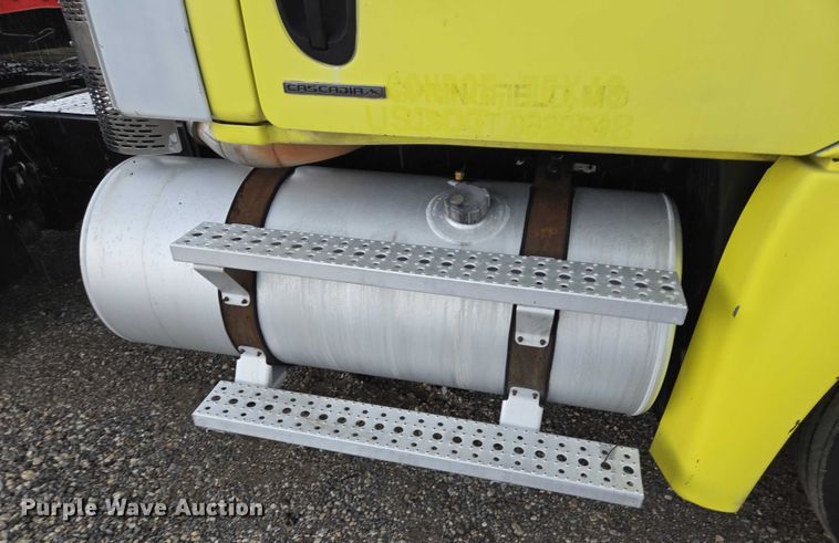 image for item DT4946 2010 Freightliner Cascadia semi truck