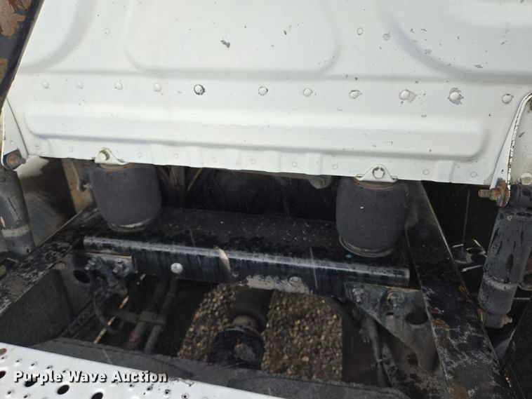 image for item DT4946 2010 Freightliner Cascadia semi truck