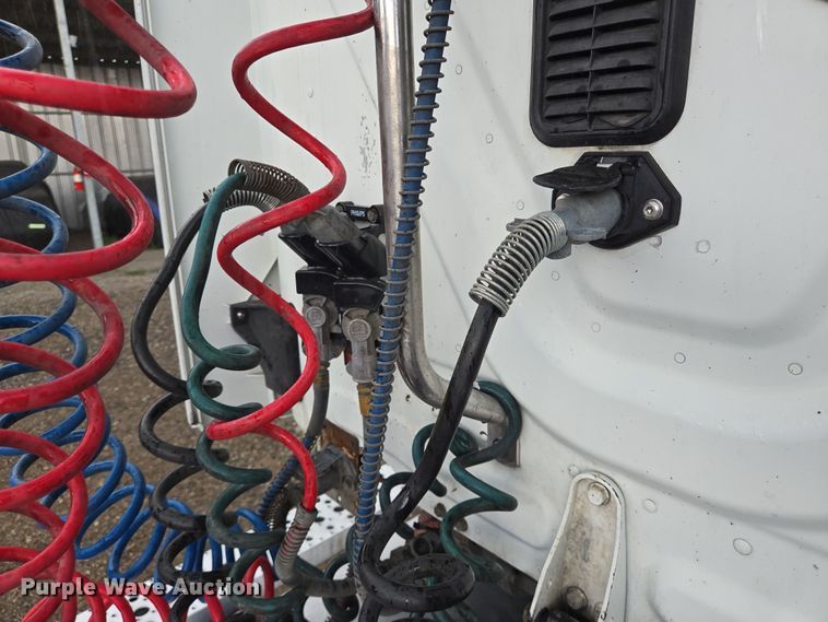 image for item DT4946 2010 Freightliner Cascadia semi truck