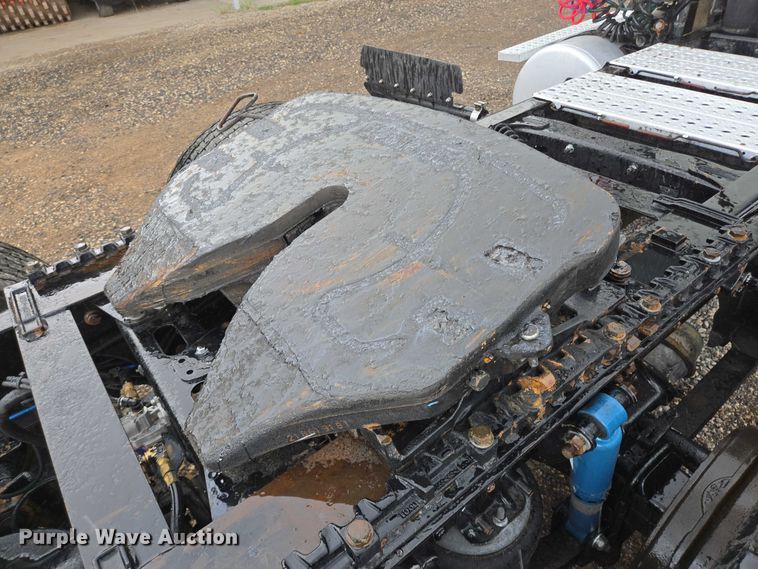 image for item DT4946 2010 Freightliner Cascadia semi truck