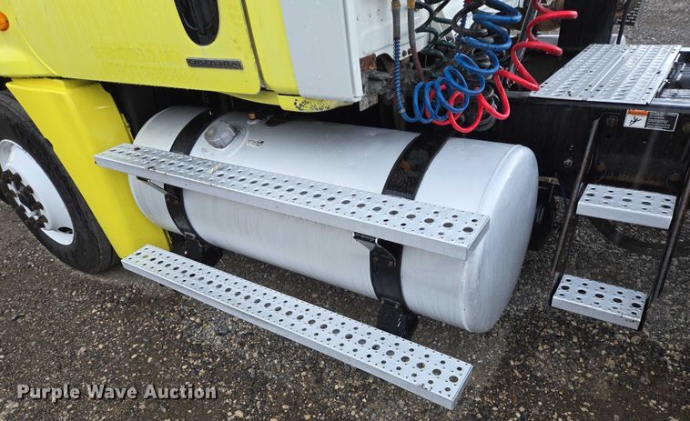 image for item DT4946 2010 Freightliner Cascadia semi truck