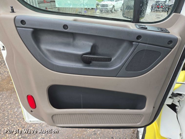 image for item DT4946 2010 Freightliner Cascadia semi truck