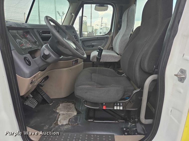 image for item DT4946 2010 Freightliner Cascadia semi truck