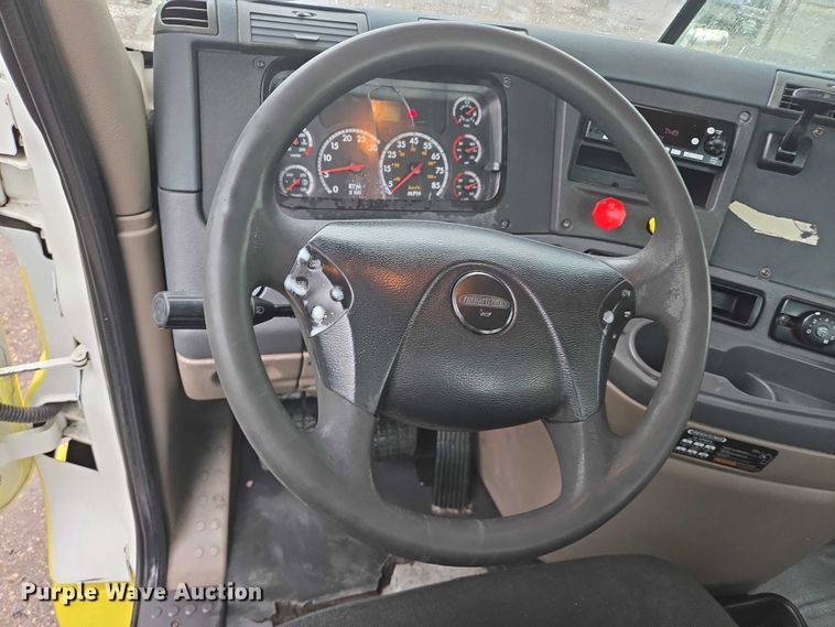 image for item DT4946 2010 Freightliner Cascadia semi truck