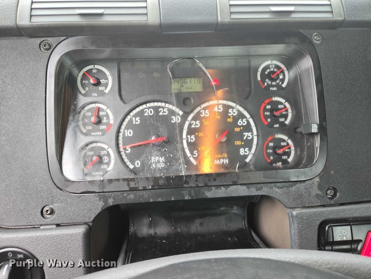 image for item DT4946 2010 Freightliner Cascadia semi truck