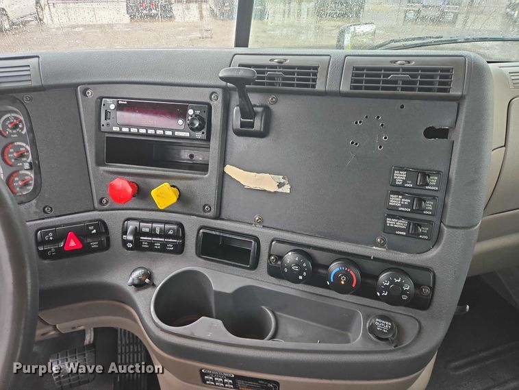 image for item DT4946 2010 Freightliner Cascadia semi truck