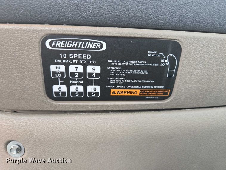 image for item DT4946 2010 Freightliner Cascadia semi truck