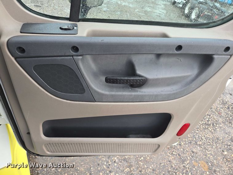 image for item DT4946 2010 Freightliner Cascadia semi truck