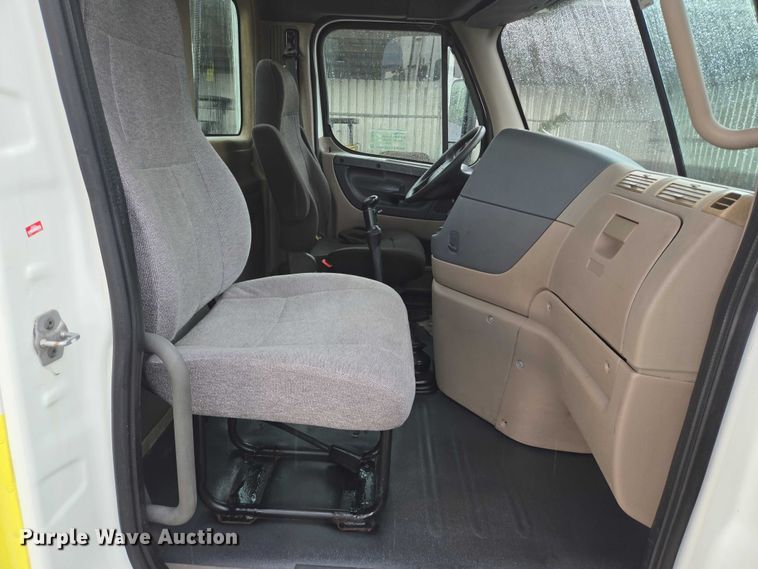 image for item DT4946 2010 Freightliner Cascadia semi truck