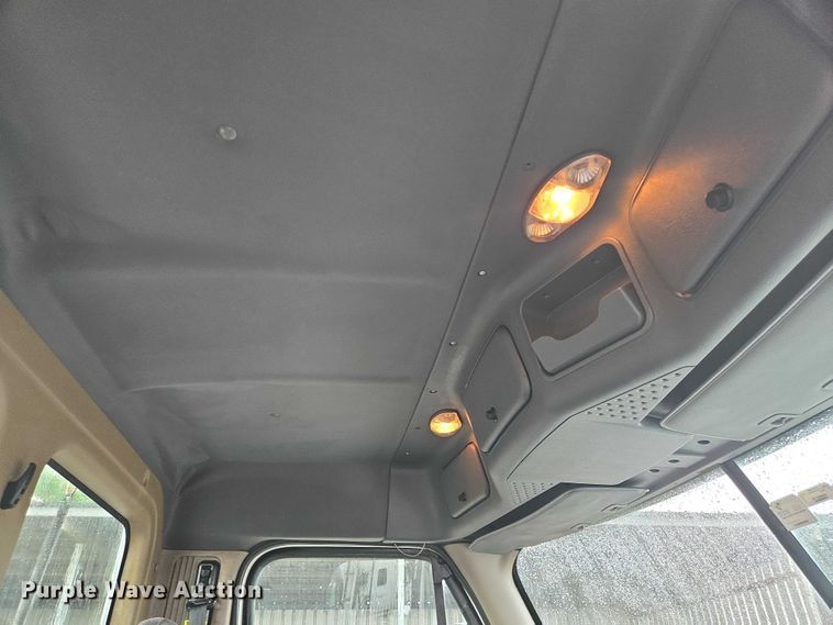 image for item DT4946 2010 Freightliner Cascadia semi truck