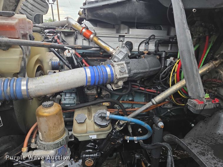 image for item DT4946 2010 Freightliner Cascadia semi truck