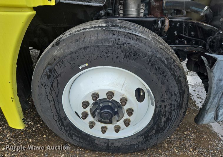 image for item DT4946 2010 Freightliner Cascadia semi truck