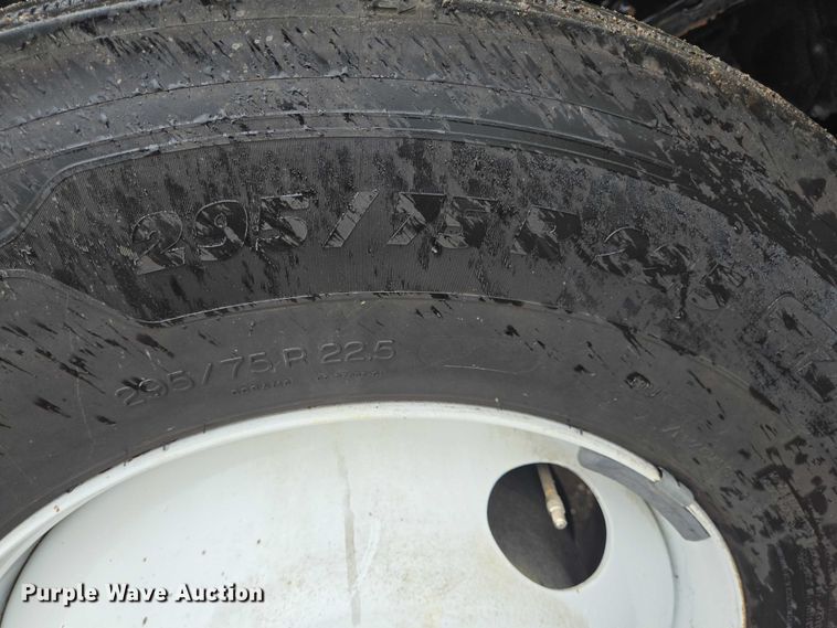 image for item DT4946 2010 Freightliner Cascadia semi truck