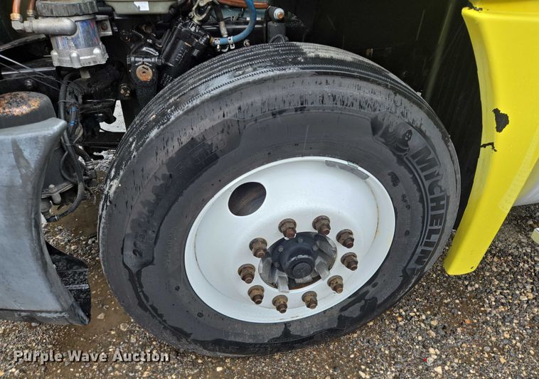 image for item DT4946 2010 Freightliner Cascadia semi truck