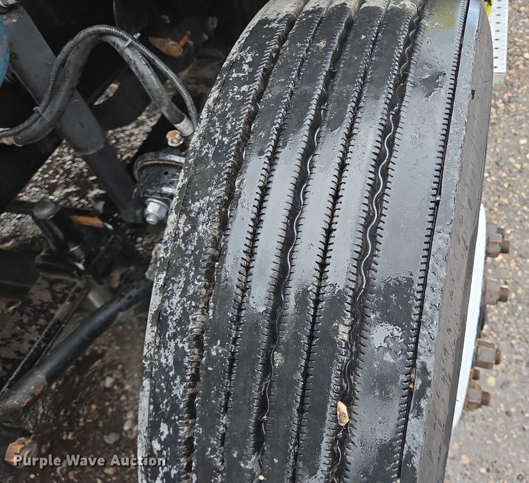 image for item DT4946 2010 Freightliner Cascadia semi truck