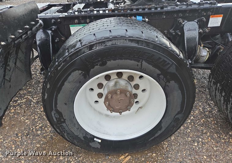 image for item DT4946 2010 Freightliner Cascadia semi truck