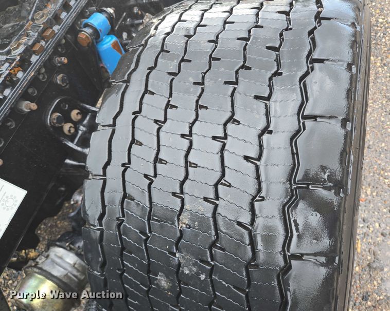 image for item DT4946 2010 Freightliner Cascadia semi truck