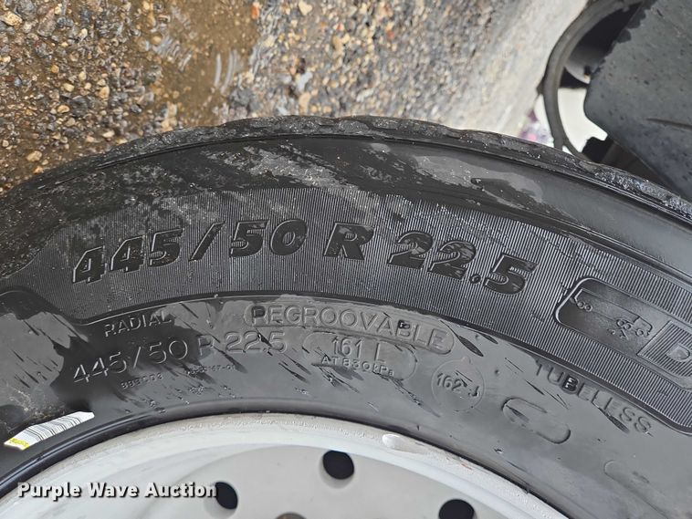 image for item DT4946 2010 Freightliner Cascadia semi truck