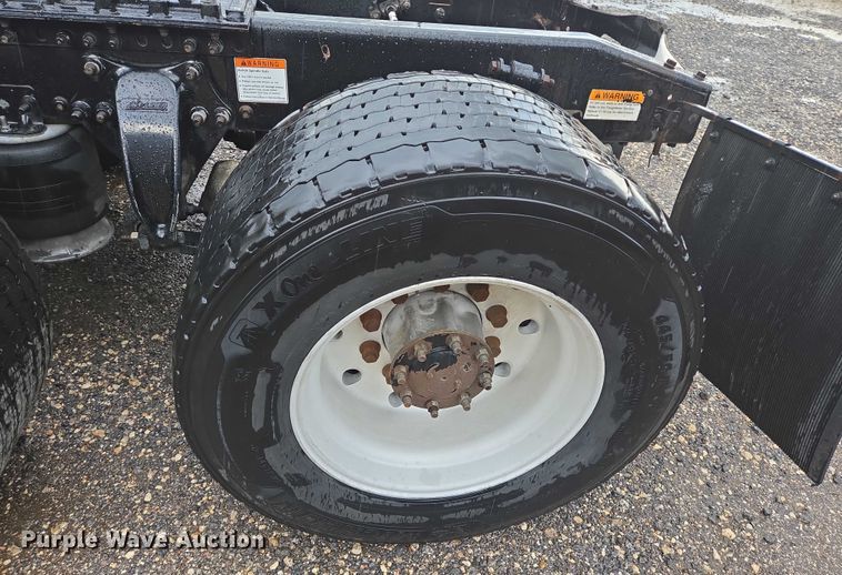 image for item DT4946 2010 Freightliner Cascadia semi truck