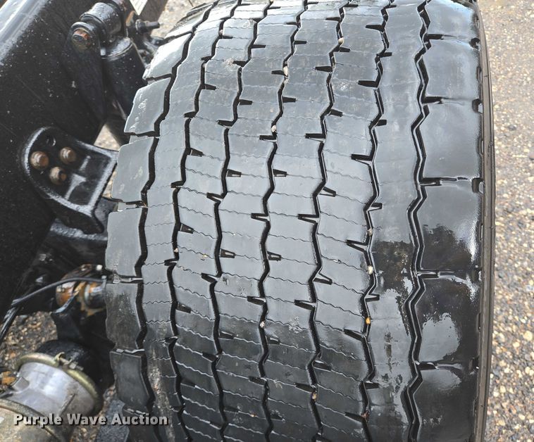 image for item DT4946 2010 Freightliner Cascadia semi truck