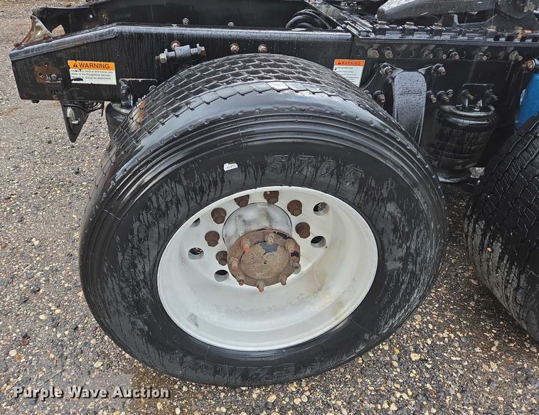 image for item DT4946 2010 Freightliner Cascadia semi truck