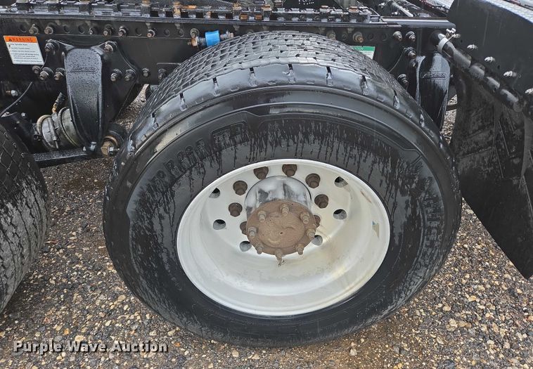 image for item DT4946 2010 Freightliner Cascadia semi truck