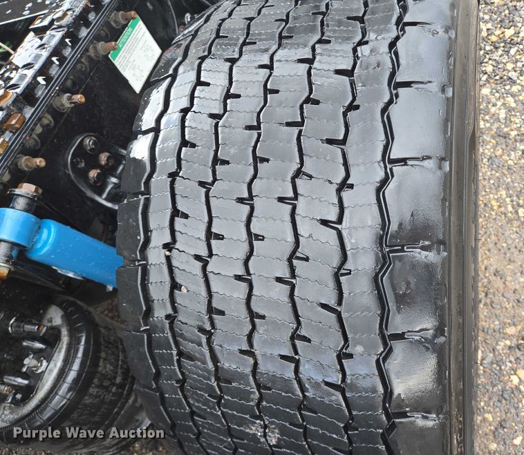 image for item DT4946 2010 Freightliner Cascadia semi truck