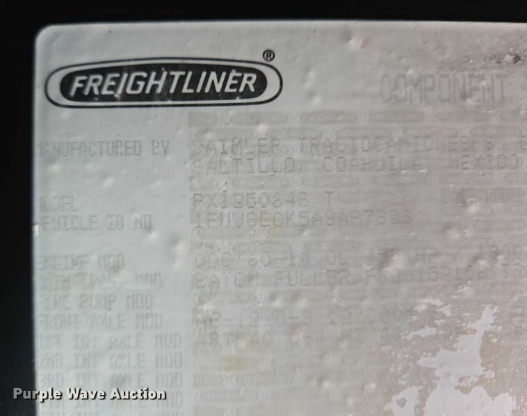 image for item DT4946 2010 Freightliner Cascadia semi truck