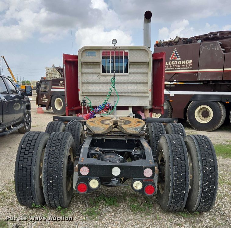 image for item DT4948 2010 Peterbilt 386 semi truck