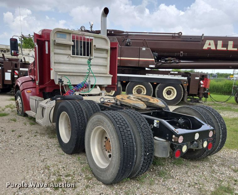 image for item DT4948 2010 Peterbilt 386 semi truck