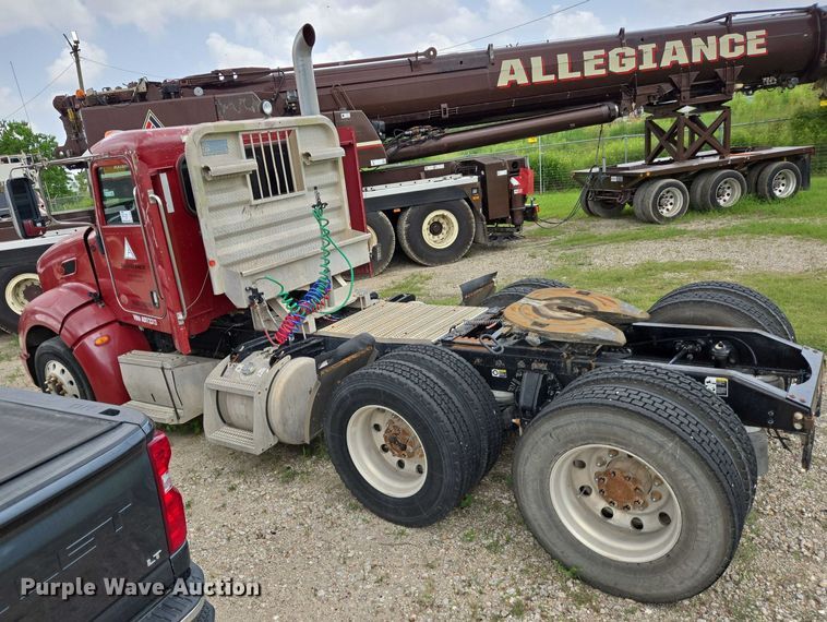 image for item DT4948 2010 Peterbilt 386 semi truck