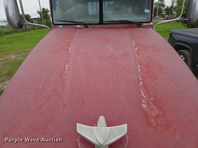 image for item DT4948 2010 Peterbilt 386 semi truck