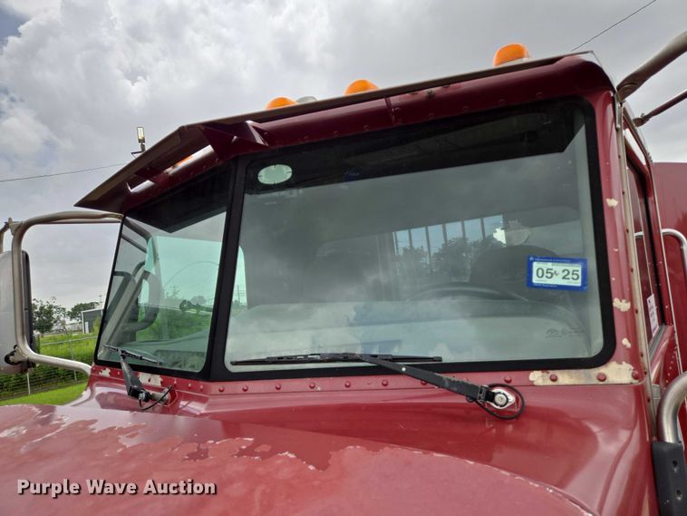 image for item DT4948 2010 Peterbilt 386 semi truck