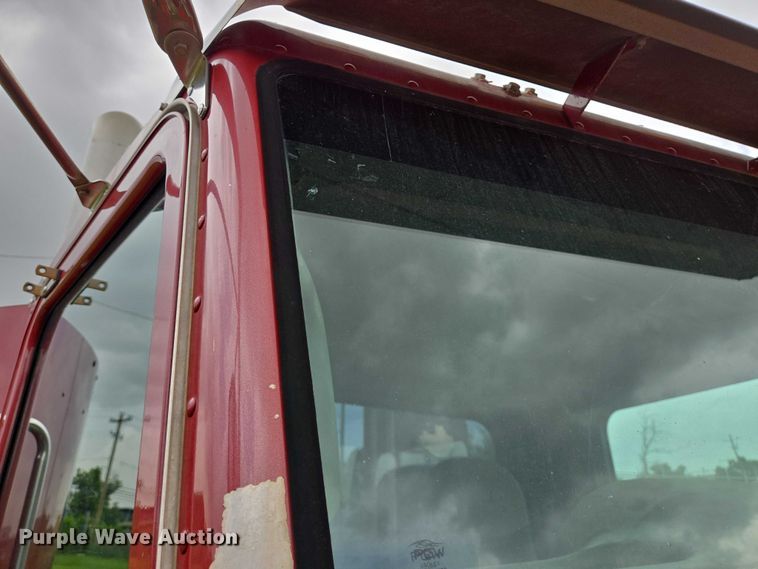 image for item DT4948 2010 Peterbilt 386 semi truck