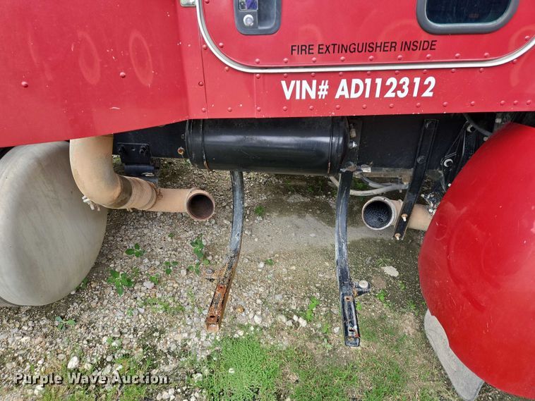 image for item DT4948 2010 Peterbilt 386 semi truck