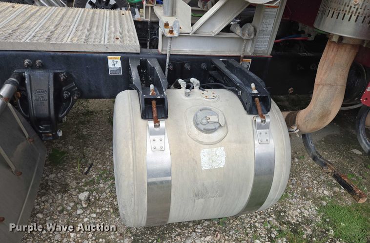 image for item DT4948 2010 Peterbilt 386 semi truck