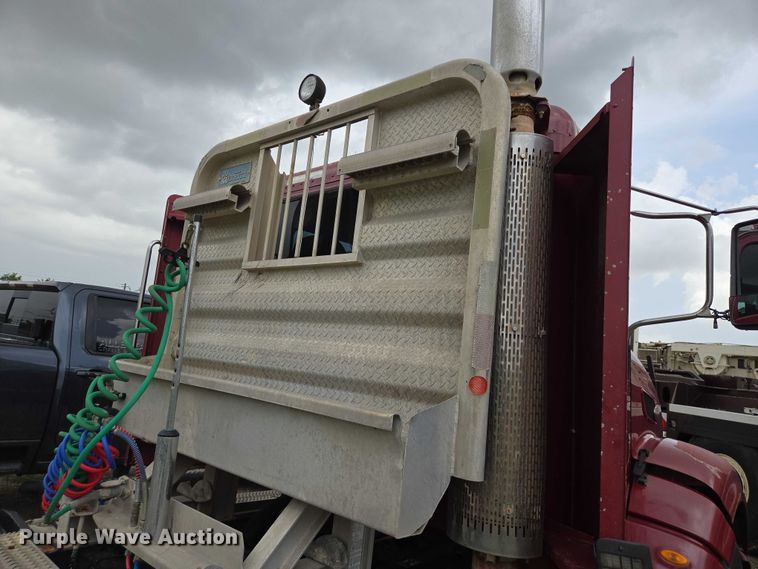 image for item DT4948 2010 Peterbilt 386 semi truck