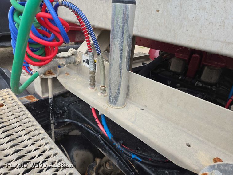 image for item DT4948 2010 Peterbilt 386 semi truck