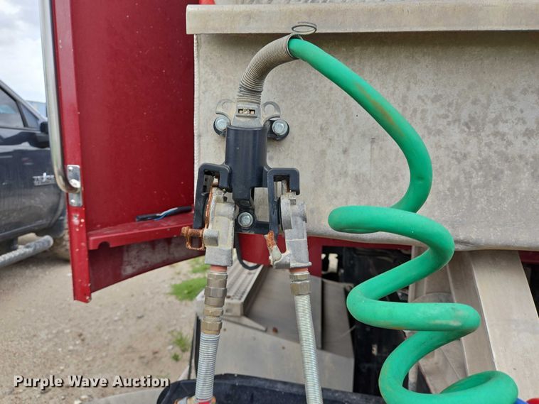 image for item DT4948 2010 Peterbilt 386 semi truck