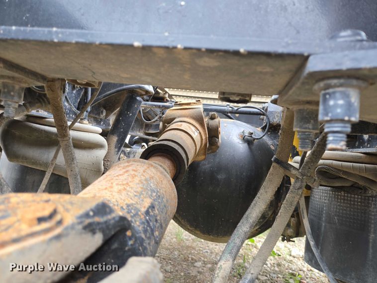 image for item DT4948 2010 Peterbilt 386 semi truck