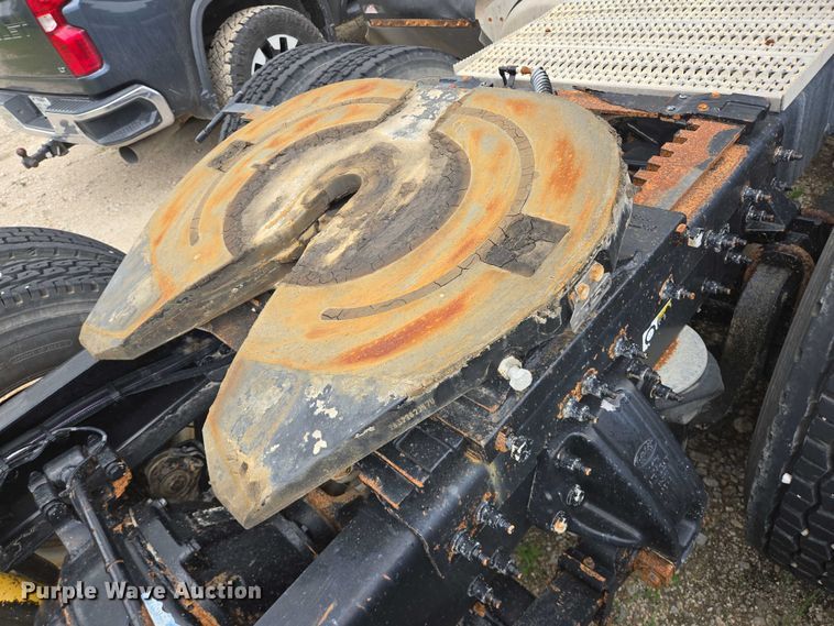 image for item DT4948 2010 Peterbilt 386 semi truck