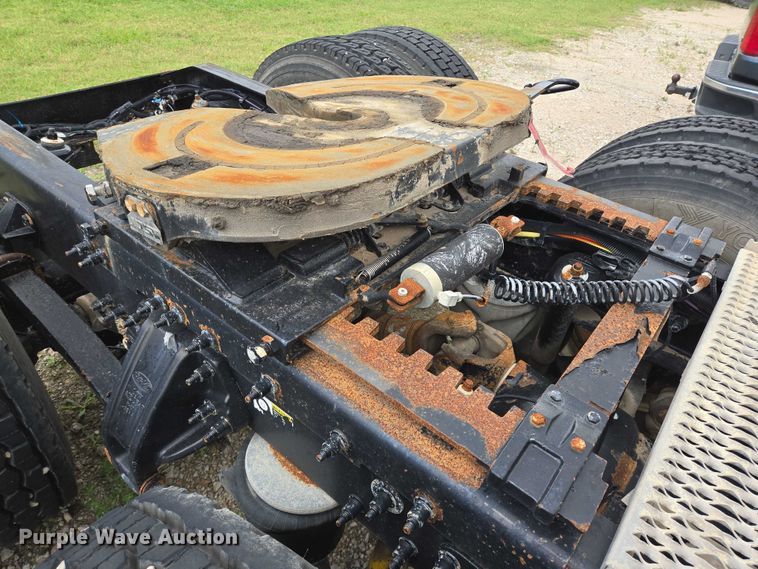 image for item DT4948 2010 Peterbilt 386 semi truck